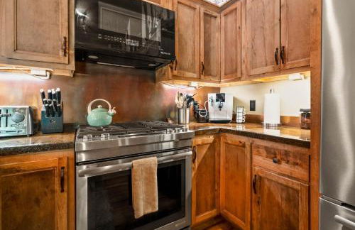 Frontier Cabin by Twin Beds Vacation Homes - Photo 12