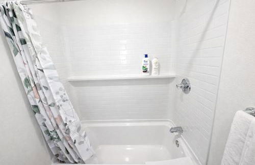 Brand new private Home with Yard free parking, near Ontario airport - Foto 9