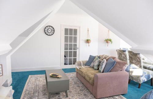 BOHO BEACH HOUSE- SLEEPS 8- 2 MIN DRIVE FROM BOSCOMBE PIER- SUPERFAST WiFi- FLAT SCREEN SMART TV- FREE ON STREET PARKING! - Photo 4