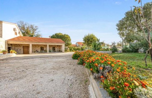 Awesome Home In Unesic - Foto 13