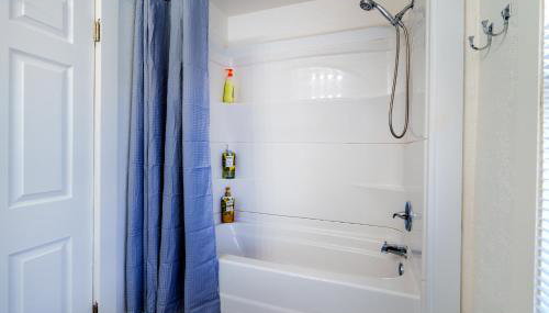 King Bed, Stocked Kitchen, Easy Driveway Parking, 2mi to Downtown & Coliseum - Foto 5, Shower