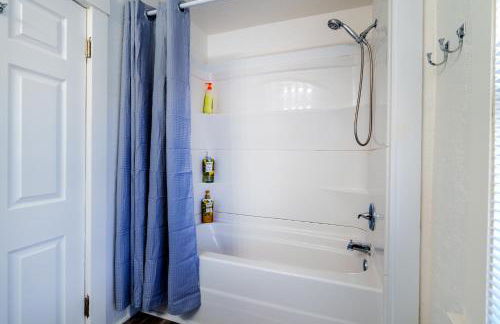 King Bed, Stocked Kitchen, Easy Driveway Parking, 2mi to Downtown & Coliseum - Foto 5