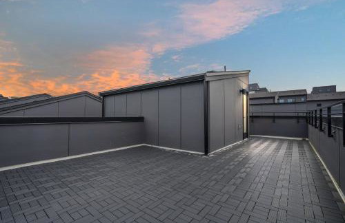 Luxe Central Home with Views & Rooftop - Foto 17