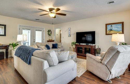 Oak Island Home w/ Fenced Yard, Walk to Long Beach - Foto 3