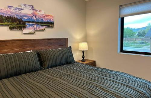 Peaks & Pines Modern Gem, 2 Kings, Bunks, Hot Tub, Walkable, Kid's Cove - Foto 31