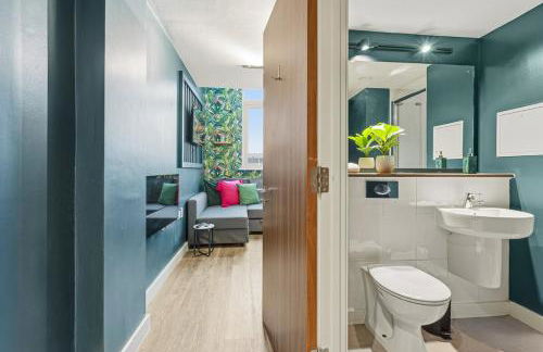 #115 ModernCity Escape Central Apartment- 10 mins to Royal Albert Dock Liverpool- Sleeps 4 - "Perfect for contractors and Families " - Foto 6