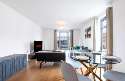 FREE fast Wi-Fi, Netflix & Large Lounge & Balcony! - Foto 17