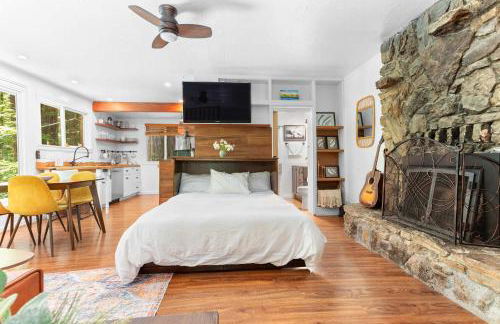 Redwood Cabin with Hot Tub Canyon View and Dogs OK - Foto 8