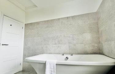 Modern 5 Bed 3 Bath House - Photo 4