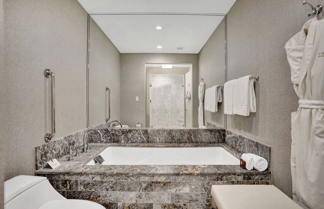 Elegant Beachfront Condo: Your Perfect Getaway! - Photo 17