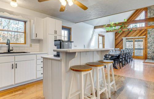 Shady Point Retreat with Hot Tub and Pickleball! - Foto 11