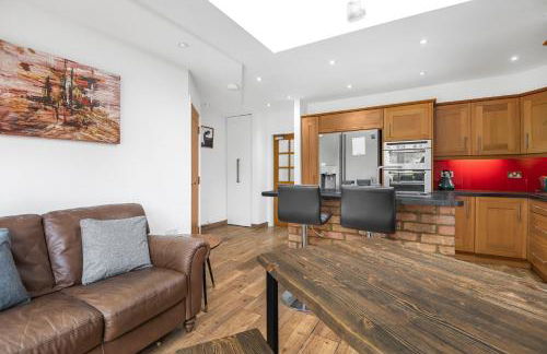 Spacious 4 Bedroom Home, Prime Location, Parking - Photo 2