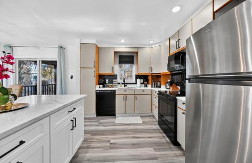 4BR House Mins to Downtown Annapolis with Firepit, Basement Bar, & Sleeps 12 - Foto 8