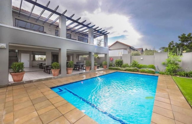 2 Bed Flat - Sleeps 4 - Pool - Garden - Parking - Photo 8