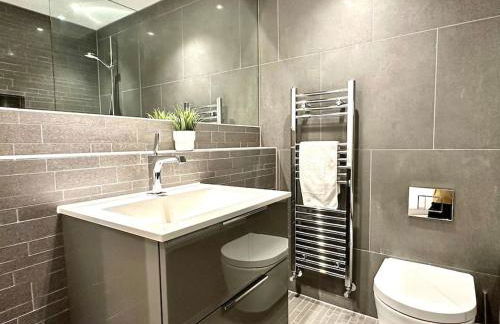 Super Modern New 2 Bedroom Apartment - Next to the Beach - Great Location - Fast WiFi - Smart TV - sleeps up to 4! Close to Purbeck, Corfe Castle, Sandbanks, Poole & Bournemouth - Foto 16