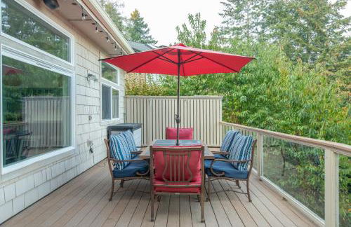 Modern retreat w/ stunning views & hot tub - Photo 26