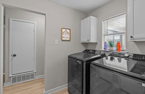 DFW Retreat - Pool, Spa & Minutes to Dallas & Fort Worth - Photo 11