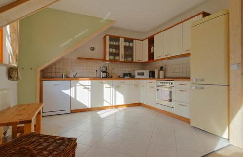 Premium Gruppenunterkunft fuer bis zu 25 Gaeste im Garten mit Badefass - Foto 12