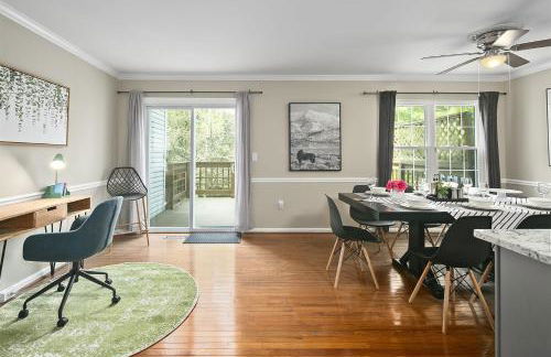 4BR Townhome, Close to Shops & Restaurants, 40 Mins to DC - Foto 26