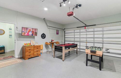 Single-Level Home w Heated Pool & 9MI to Disney - Photo 44