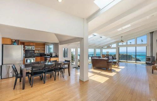 Seaside Elegance Oceanfront Escape with 3 Suites - Foto 10