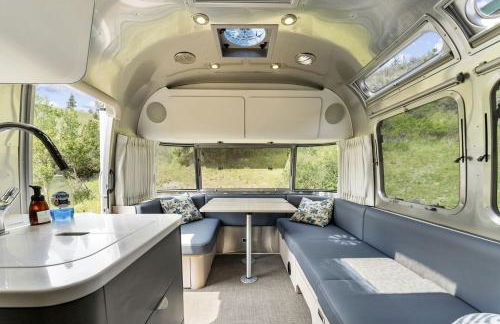 Fully-Equipped Airstream Rental for Glamping in Chelan, Washington - Foto 3
