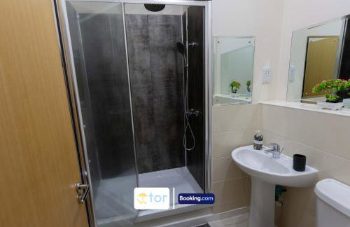 Large 2 Bedroom Apartment By The One Retreats Short Lets & Serviced Accommodation Horley Close To Gatwick Airport - Foto 38