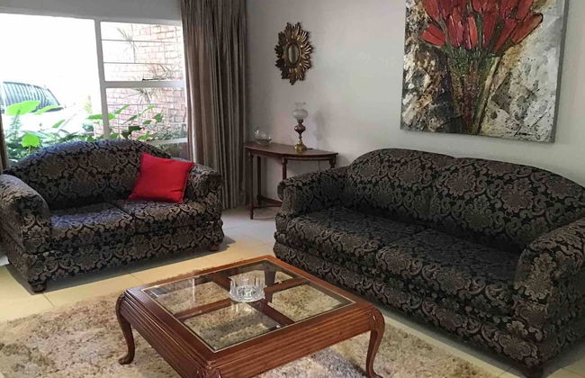 Fully Furnished 3 Bedroom House In in Pentagon Park Bloemfontein - Photo 8