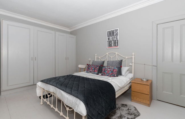 Beautiful & Bright 2BD Flat - Haymarket - Photo 3