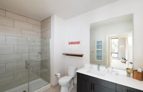 East Side Luxury 1BR Apt - Sleeps 4 - Near Brady St with Balcony and Lounge - Foto 6