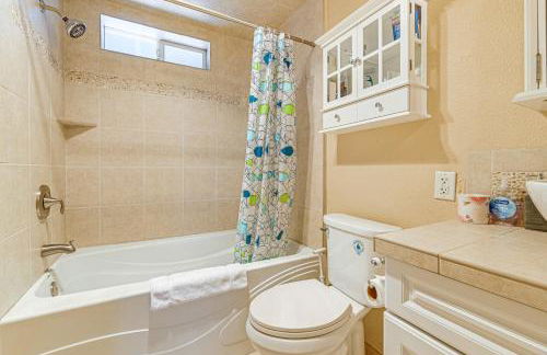 Walk to Beach Cozy Home with Deck in Smith River! - Foto 17