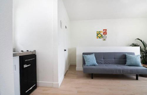 Central LA Loft Studio Queen Sofa WFH Ready - Photo 27