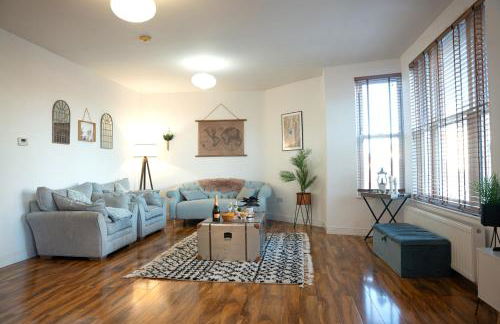 Modern Penthouse with Balcony - Near Beach & Town - Foto 4