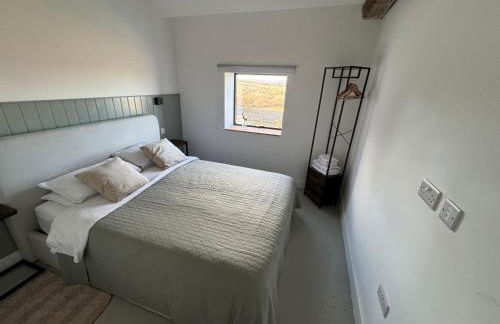 The Hayloft, Modern 4 Bed, 8 person, Barn Conversion in a Rural Location with Great Access & Hot Tub - Foto 36