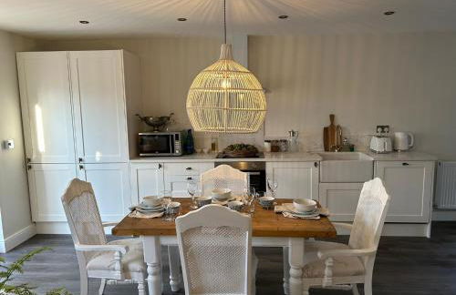 The Pelican Room-converted Cart Lodge near airport - Photo 14