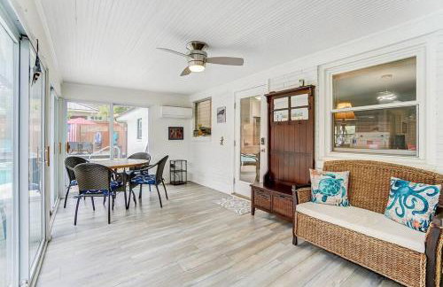 Poolside Bungalow with Fire Pit Fun and King Suite - Foto 26