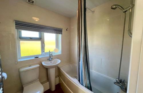 BAYVIEW self-catering coastal bungalow in rural West Wight - Photo 10