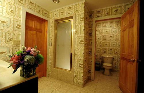 Spacious Villa Rental with a Pool for a Large Group near Catskill Mountains, New York - Photo 37