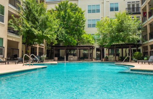 Prime SoCo King Bed 1BR & 2BR Suites w Gym, Pickleball, Laundry - Photo 42