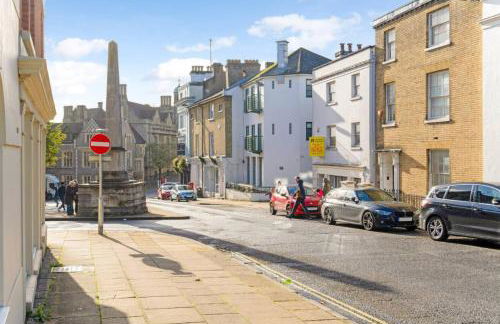 2-Bedroom Stylish & Gorgeous, Cosy Westgate Cottage Retreat, Central Winchester, Free On-Street Parking Permit, with Garden, Close to Cathedral - Sleeps 6, Pets are Welcome - by Blue Puffin Stays - Foto 42