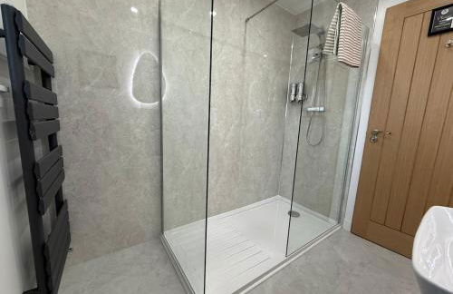 The Drapers - by Caithness Luxury Apartments NC500 - 4 Bedroom Luxury Central NC500 Apartment-Sleeps 8- Sleeps Work teams upto 4 & holiday makers upto 8 - BUDGET FRIENDLY FOR LONG STAY TRADES - CONTACT US - - Foto 29