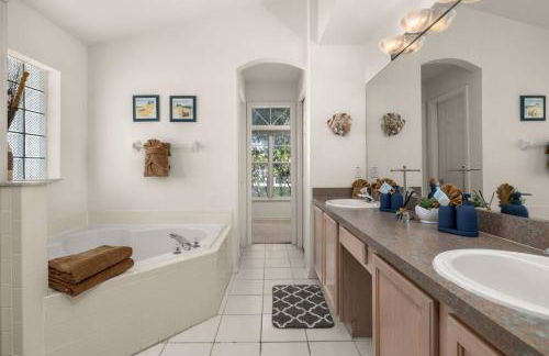 Modern Retreat Pool and Game Room - Foto 49