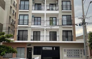 Imóvel climatizado, localizado em um prédio novo e equipado com tudo o que você precisa para uma experiência de hospedagem incrível na cidade de Toledo. - Photo 2