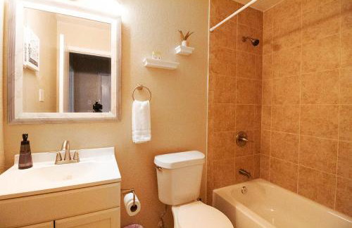 Cozy Home - Self Check-In w/Spacious Deck - Foto 13