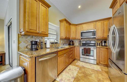 Riverfront Backyard and Grill Sunrise Family Home - Foto 6