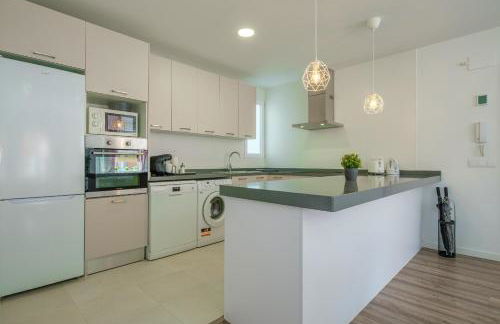 Modern, Stylish & Comfortable Apartment - Photo 10