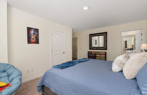 Stylish 3BR Getaway across Bristol Speedway - Foto 43