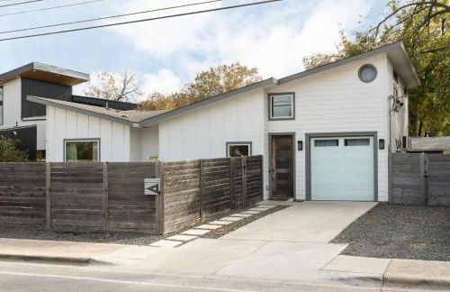 Stylish Home with Pool & Hot Tub near Downtown - Foto 29