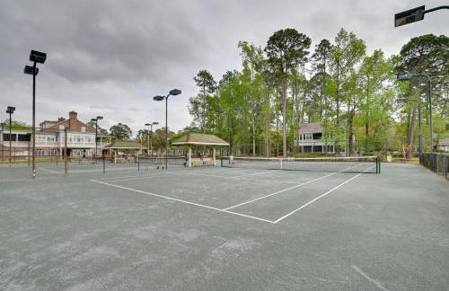 Cottage with Deck and Pool Access about 6 Mi to Beach - Foto 34