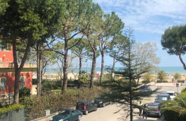 Recently Renovated Beachfront Retreat in Giulianova - Foto 1